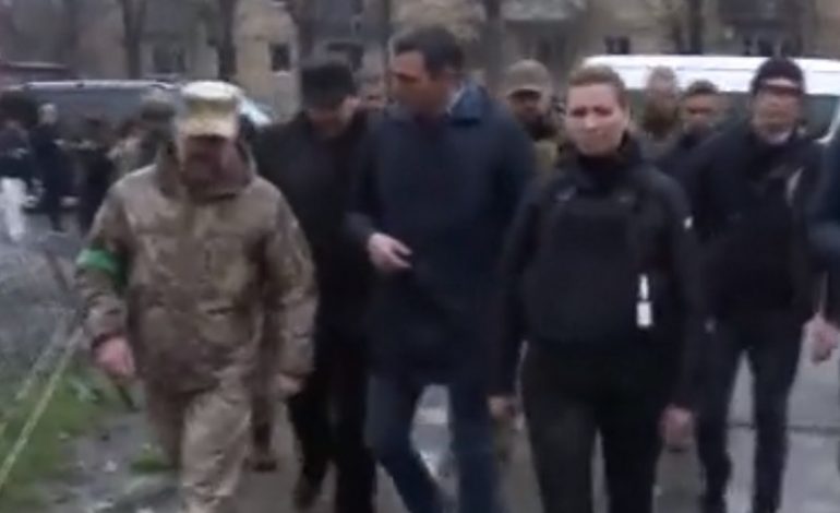 Premierzy Hiszpanii i Daniii oglądali miejsca masowych zbrodni rosyjskich pod Kijowem (WIDEO)