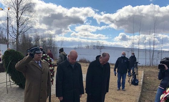 Delegacja ambasady Polski uczciła w Katyniu i Smoleńsku pamięć ofiar katastrofy smoleńskiej, zbrodni katyńskiej oraz rosyjskich ofiar NKWD