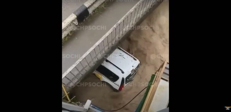 Znowu potężna ulewa w Kraju Krasnodarskim. Zalane Soczi (WIDEO)