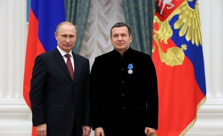 Kremlowski propagandysta porównał Nawalnego do Hitlera. Teraz jego wypowiedź sprawdza policja pod kątem “gloryfikacji nazizmu”