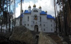 Nowe fakty w sprawie śmierci dziewczynki w klasztorze zajętym przez zbuntowanego rosyjskiego duchownego. Na jej ciele stwierdzono obrażenia