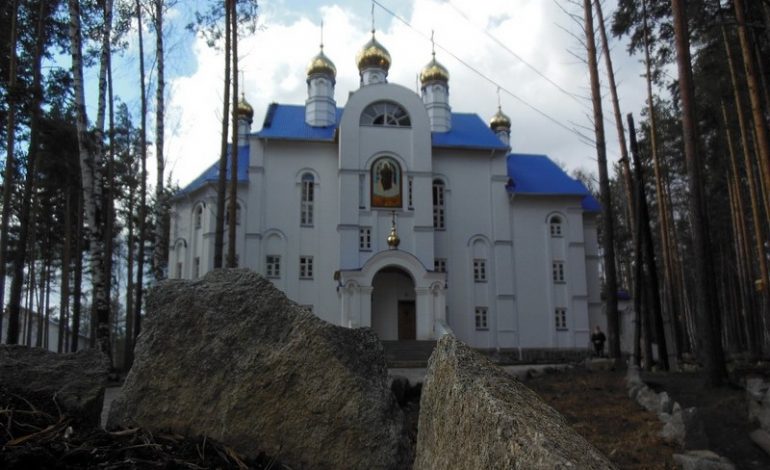 Nowe fakty w sprawie śmierci dziewczynki w klasztorze zajętym przez zbuntowanego rosyjskiego duchownego. Na jej ciele stwierdzono obrażenia