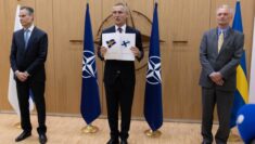 Kolejny ważny krok. Ambasadorowie Szwecji i Finlandii zlożyli w kwaterze głównej NATO wnioski o przyjęcie do Sojuszu (WIDEO)