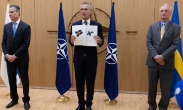 Kolejny ważny krok. Ambasadorowie Szwecji i Finlandii zlożyli w kwaterze głównej NATO wnioski o przyjęcie do Sojuszu (WIDEO)