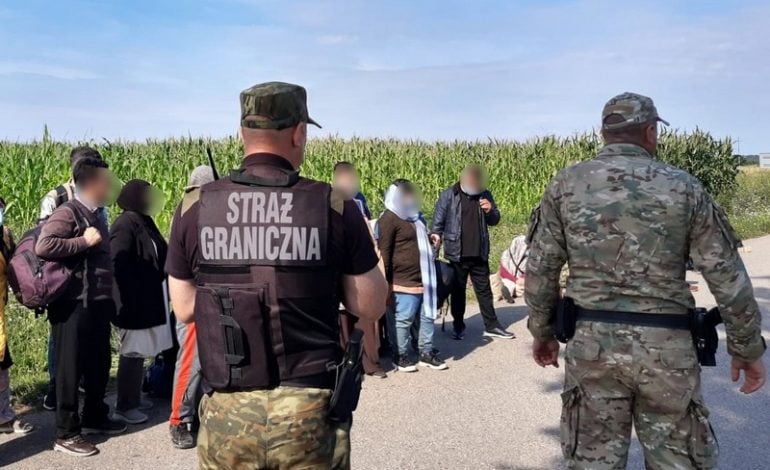W sierpniu 2021 – ok. 3500 prób nielegalnego przekroczenia granicy Polski od strony Białorusi. W sierpniu 2020 – żadnej