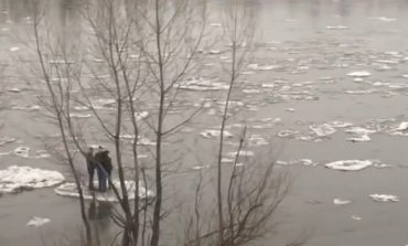 Syberia: Trzej młodzi mężczyźni płynęli rzeką na krze lodu. Złamali kwarantannę (WIDEO)