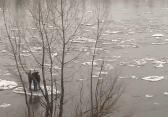 Syberia: Trzej młodzi mężczyźni płynęli rzeką na krze lodu. Złamali kwarantannę (WIDEO)