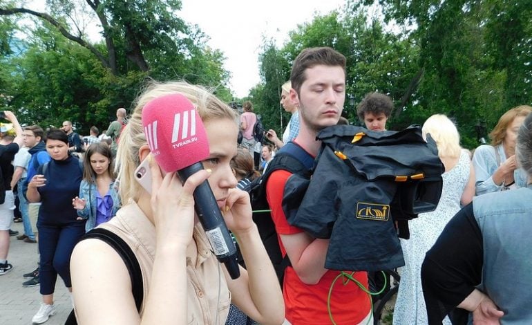 W dzień wizyty Merkel władze Rosji wpisały na listę “zagranicznych agentów” jedyną niezależną telewizję. Oznacza to poważne kłopoty dla redakcji