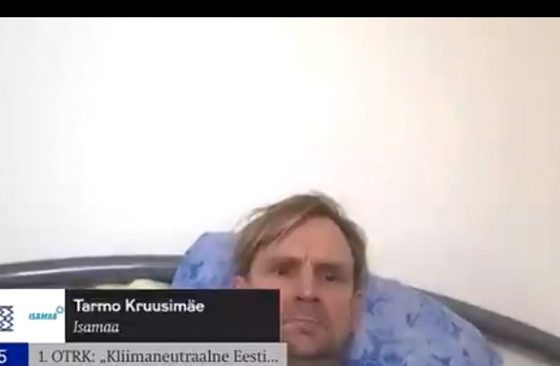 Wpadka estońskiego parlamentarzysty podczas zdalnego posiedzenia. Połączyli się z nim, a on się relaksował na łóżku i nie reagował (WIDEO)