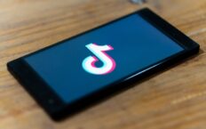 TikTok zawiesza działalność w Rosji