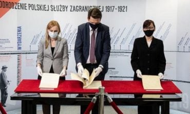 W Warszawie zaprezentowano oryginały traktatu ryskiego oraz umów sojuszniczych Polski z Francją i Rumunią (WIDEO)