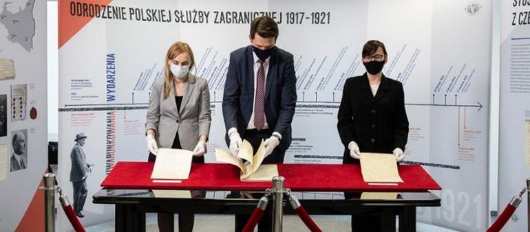 W Warszawie zaprezentowano oryginały traktatu ryskiego oraz umów sojuszniczych Polski z Francją i Rumunią (WIDEO)