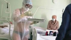 Rosyjska pielęgniarka założyła przezroczysty strój ochronny na bikini, bo było jej za gorąco