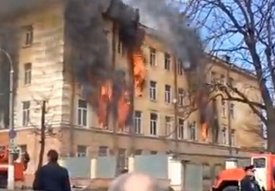 W Rosji pożar instytutu wojskowego i największej fabryki chemicznej. Ludzie wyskakiwali z okien, są ofiary śmiertelne (WIDEO)