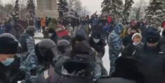 Ludzie wyszli na ulice rosyjskich miast w obronie Nawalnego. Są już pierwsze zatrzymania (WIDEO)