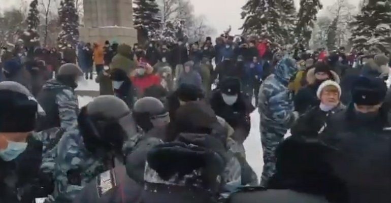 Ludzie wyszli na ulice rosyjskich miast w obronie Nawalnego. Są już pierwsze zatrzymania (WIDEO)