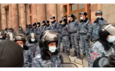 W Baku defilada zwycięstwa, a w Erywaniu protesty i akcje przeciwko premierowi (WIDEO)