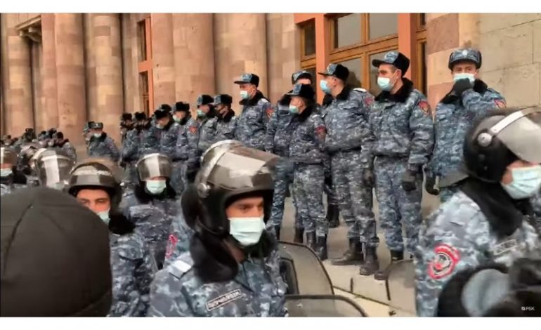 W Baku defilada zwycięstwa, a w Erywaniu protesty i akcje przeciwko premierowi (WIDEO)