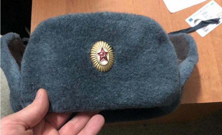 Lwów: Zatrzymano chłopaka, który nosił czapkę z sierpem i młotem. Grozi mu pięć lat więzienia