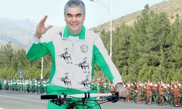 Prezydent Turkmenistanu zachęca do jazdy na rowerze (WIDEO)