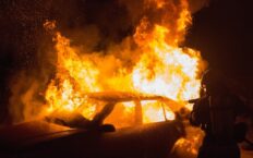 Jekaterynburg: Rosjanin podpalił samochód byłej kochanki i uciekł (WIDEO) Jekaterynburg: Rosjanin podpalił samochód byłej kochanki i uciekł (WIDEO)