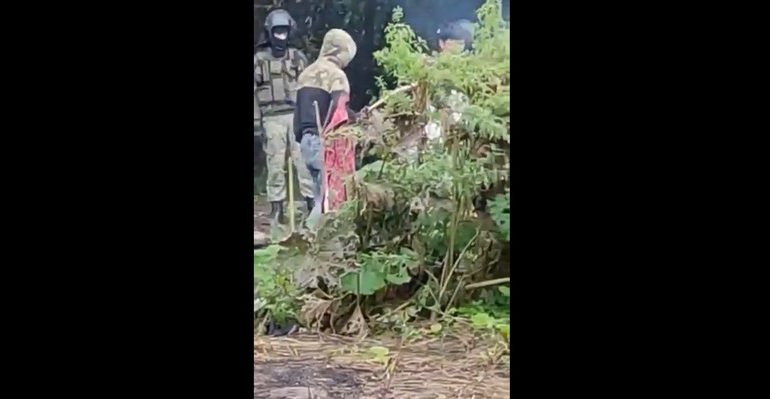 Łukaszyści dostarczają prowiant grupie koczującej na granicy (WIDEO)