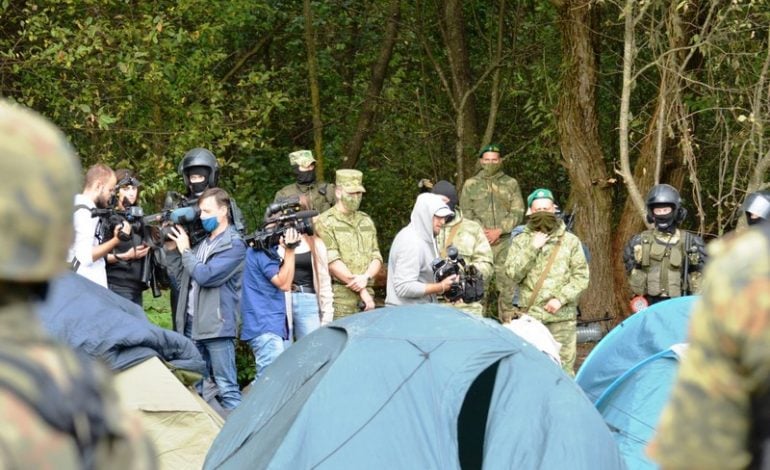 Straż Graniczna RP: Częśc osób koczujących na granicy została zabrana przez służby białoruskie, a kilka nowych dowiezionych