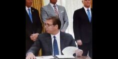W Białym Domu podpisano historyczną umowę między Serbią i Kosowem. Wydarzeniu towarzyszyły jednak kuriozalne okoliczności (WIDEO)