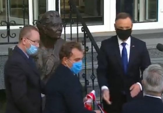 Odsłonięcie pomnika Anny Walentynowicz przed polską ambasadą w Kijowie (WIDEO)