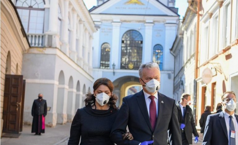 Prezydent Litwy modlił się w Ostrej Bramie za ofiary Katynia i Smoleńska