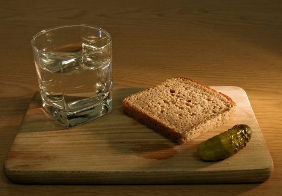 Aby przyjęła się rosyjska szczepionka na koronawirusa, nie można pić alkoholu przez dwa miesiące