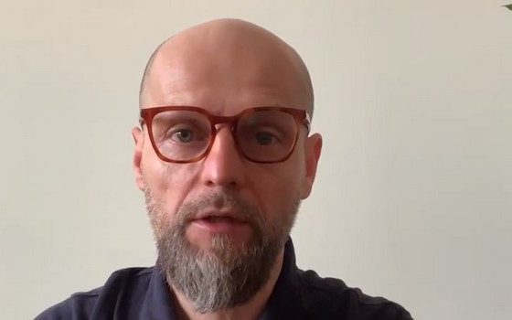 Znany rosyjski reżyser Iwan Wyrypajew protestuje pod ambasadą Rosji w Warszawie