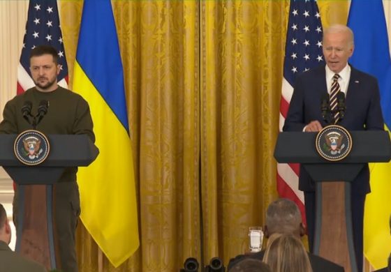 Biden do Zełenskiego: To zaszczyt stać u Twojego boku