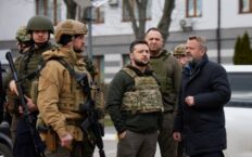 Zełenski przyjechał do Buczy. “Wiemy o tysiącach zabitych i zamęczonych ludzi” (WIDEO)