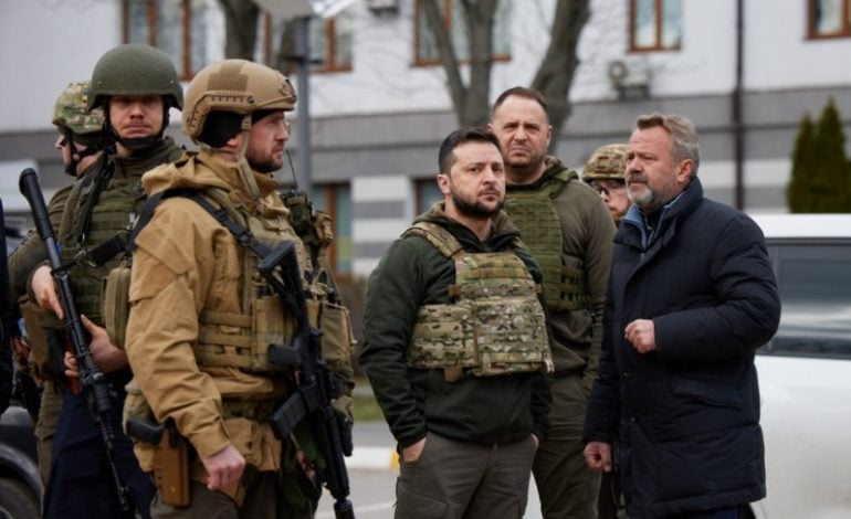 Zełenski przyjechał do Buczy. “Wiemy o tysiącach zabitych i zamęczonych ludzi” (ZDJĘCIA) (WIDEO)