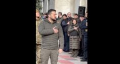 Zełenski słucha hymnu Ukrainy w wyzwolonym Chersoniu (WIDEO)
