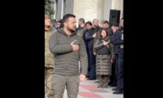 Zełenski słucha hymnu Ukrainy w wyzwolonym Chersoniu (WIDEO)