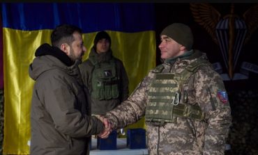 Zełenski w Donbasie wśród żołnierzy. A Putin?