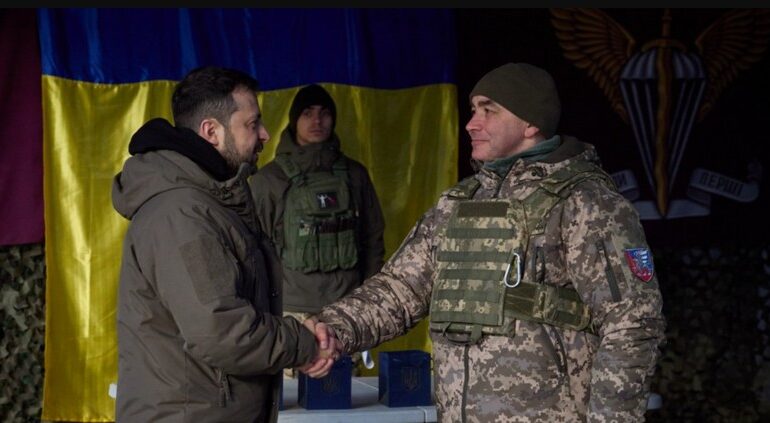 Zełenski w Donbasie wśród żołnierzy. A Putin?