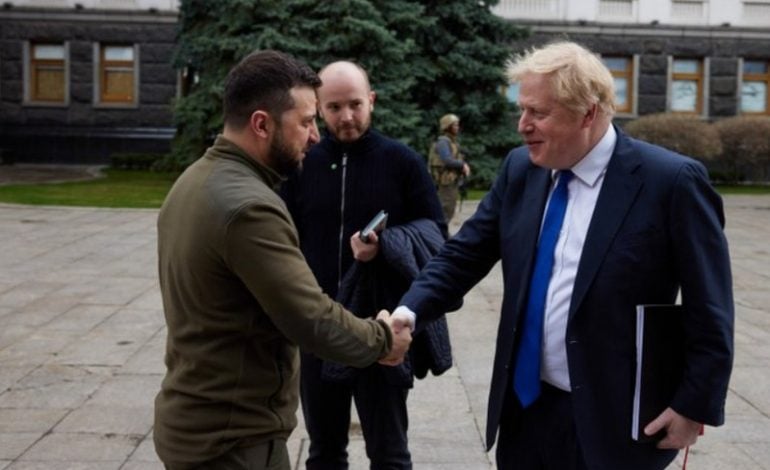 Johnson: Ukrainie nie dadzą takich gwarancji jak artykul 5 NATO, ale…