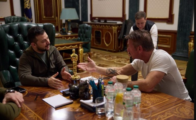 Sean Penn w Kijowie. Wręczył Zełenskiemu swojego Oscara (WIDEO)