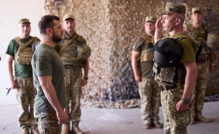 Zełenski znowu odwiedził żołnierzy na linii frontu