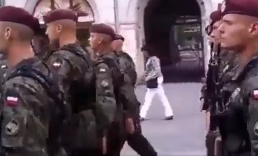 Kremlowska propaganda przedstawia piosenkę "Przybyli ułani pod okienko" jako dowód na to, że Polacy szykują się do zajęcia Wilna i Lwowa (WIDEO)
