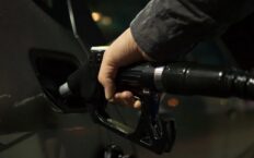 Rosyjscy giganci naftowi nie wiedzą co zrobić ze spadającymi cenami ropy