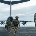 Brytyjscy żołnierze wysiadają z samolotu RAF A400, zdjęcie: Ministry of Defence Images . Na licencji Open Government Licence/ zdjęcie przycięte.