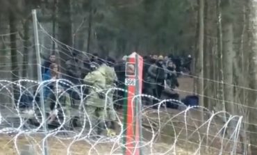 Duża grupa migrantów przygotowywana przez służby Łukaszenki do nielegalnego przekroczenia granicy Polski (WIDEO)