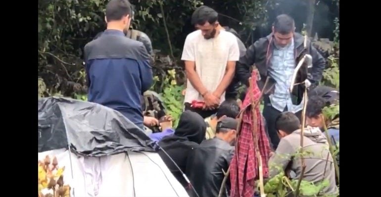 Straż Graniczna: Służby białoruskie regularnie kilka razy dziennie dostarczają żywność i napoje grupie koczującej przed polską granicą (WIDEO)