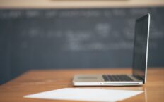 Petersburg: Po kłótni w internecie rodzice uczniów zaczęli się bić i do siebie strzelać