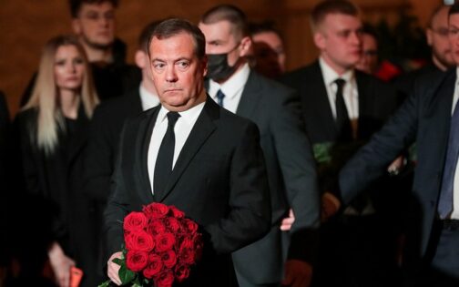 Kremlowski troll Miedwiediew porównał Zełenskiego do Hitlera, bo wezwał do niewydawania wiz do UE Rosjanom