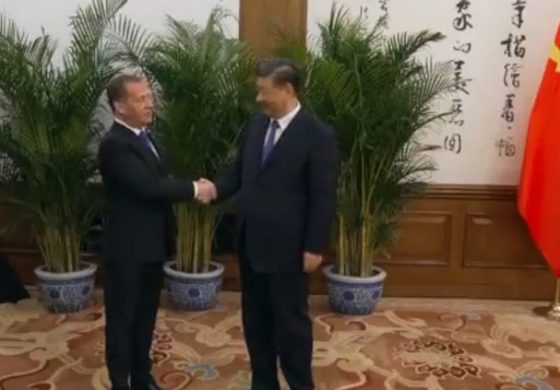 Miedwiediew w Pekinie, spotkał się z Xi Jinpingiem. Czemu nie Putin? (WIDEO)